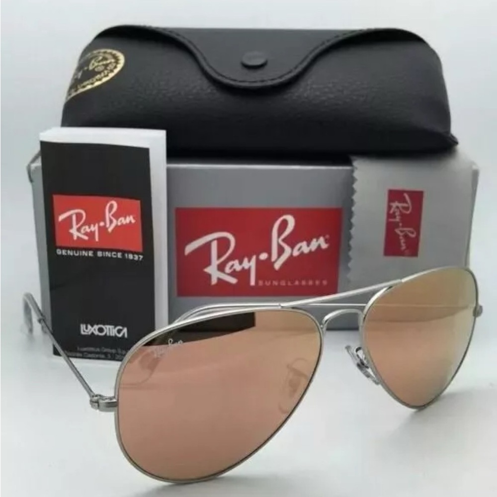 Ray-Ban Silver Aviator Sunglasses with Classic Teardrop Design
